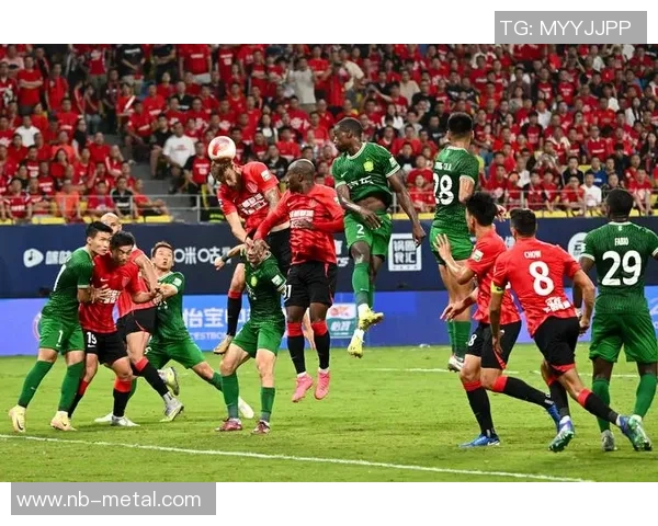 中超最新积分榜分析：争冠形势日益激烈 强队表现与弱队反弹探讨