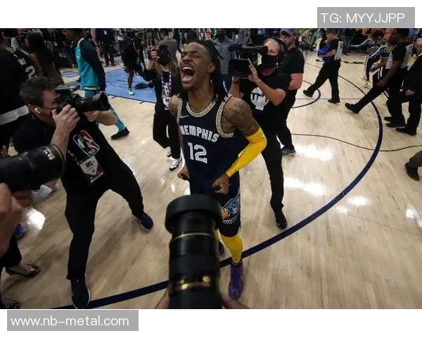 米兰与曼联激战正酣赛果揭晓引发球迷热议 米兰与曼联激战正酣赛果揭晓引发球迷热议