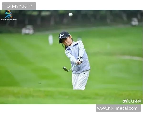 高尔夫球赛精彩纷呈选手争锋竞技激烈观众热情高涨场面震撼全场